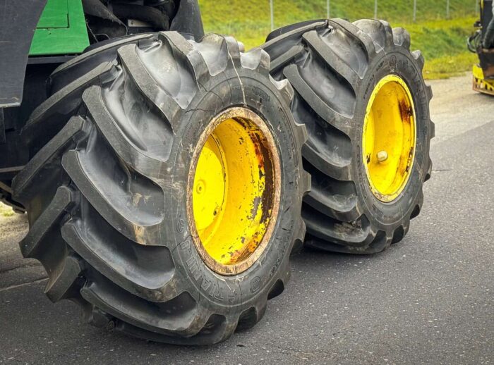 Harvester John Deere 1270G opony Harvester John Deere 1270G opony